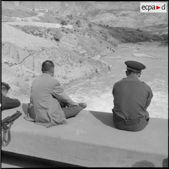 Barrage Ighil-Emda en amont du village de Kerrata. Des soldats sont assis sur le barrage.