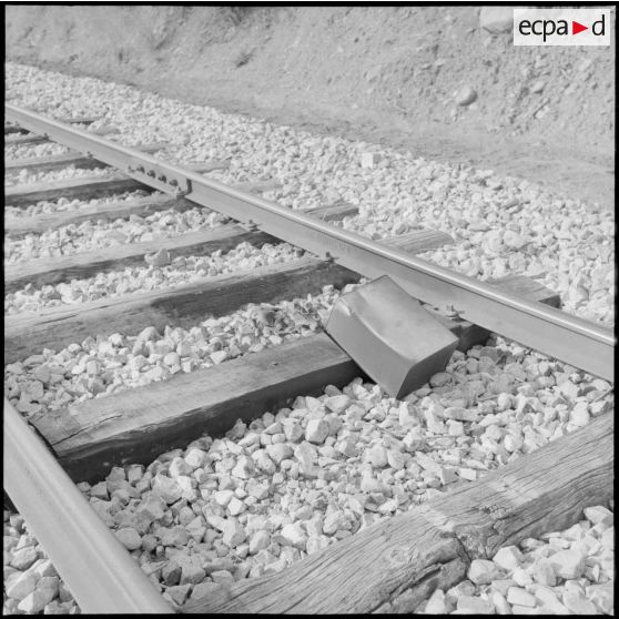 Un objet sur une voie de chemin de fer, près du barrage Ighil-Emda.