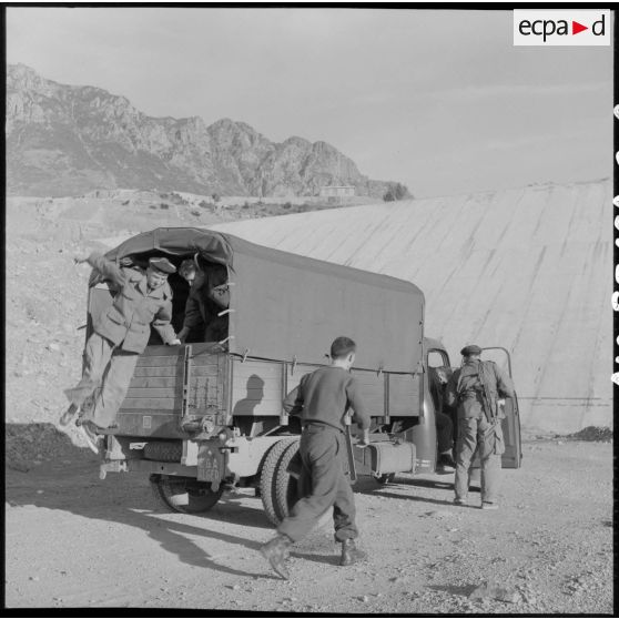 Barrage Ighil-Emda en amont du village de Kerrata. Des soldats descendent d'un camion.