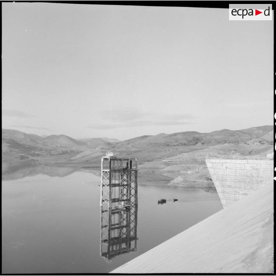 Barrage Ighil-Emda en amont du village de Kerrata. Les soldats traversent le lac en barque.