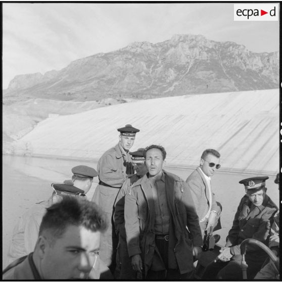 Barrage Ighil-Emda en amont du village de Kerrata. Des soldats dans la barque sur le lac.