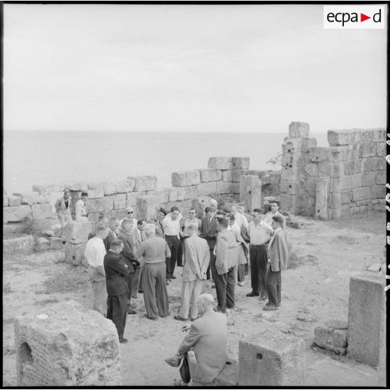 Visite des ruines romaines de Tipaza par les élèves du stage Guerre psychologique.