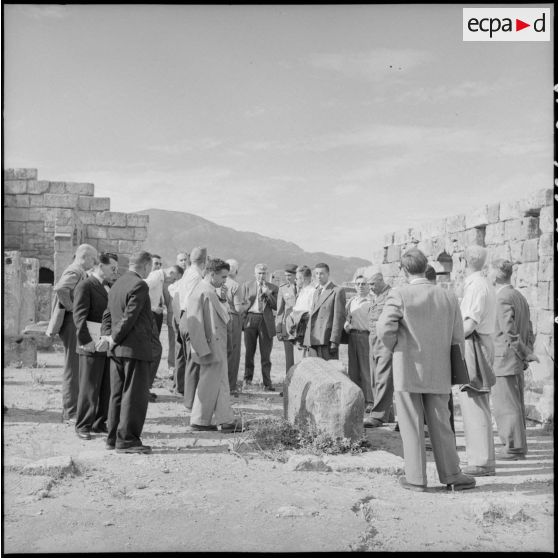 Visite des ruines romaines de Tipaza par les élèves du stage Guerre psychologique.