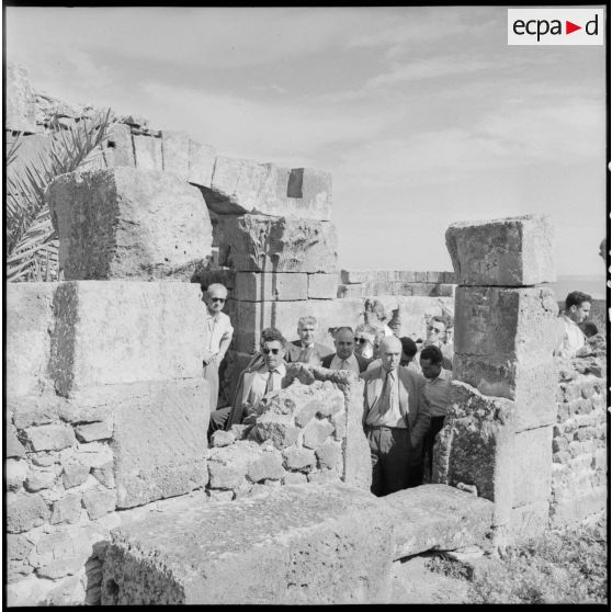 Visite des ruines romaines de Tipaza par les élèves du stage Guerre psychologique.