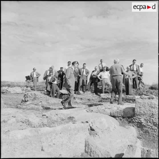 Visite des ruines romaines de Tipaza par les élèves du stage Guerre psychologique.