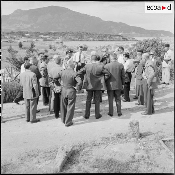 Visite des ruines romaines de Tipaza par les élèves du stage Guerre psychologique.