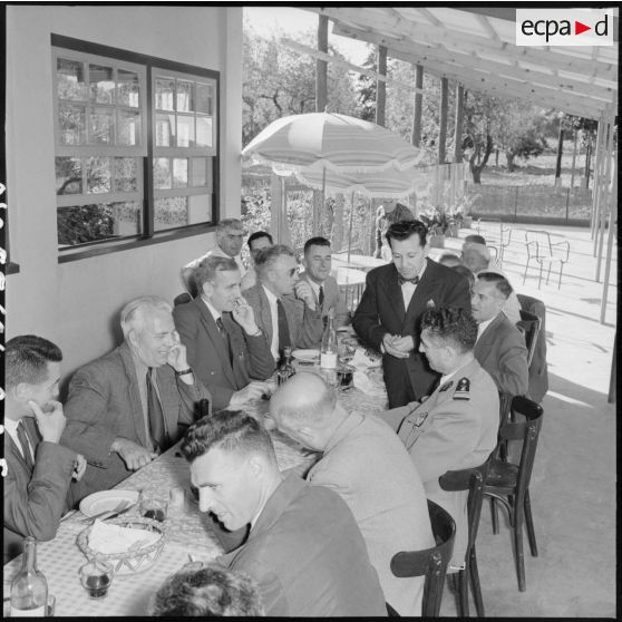 Banquet pour les élèves du stage Guerre psychologique en visite à Tipaza.
