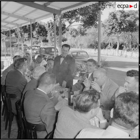 Banquet pour les élèves du stage Guerre psychologique en visite à Tipaza.