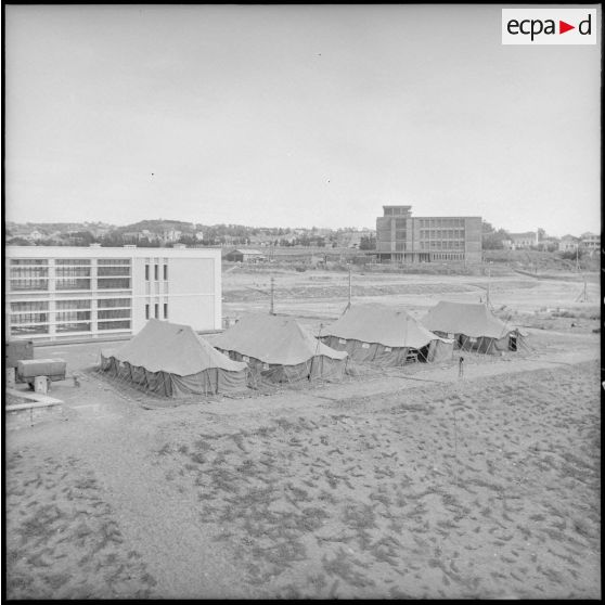 Tentes supplémentaires, logements et cours à la nouvelle école de l'EMAT/AFN (Ecole militaire annexe des Transmissions) à Beni-Messous.