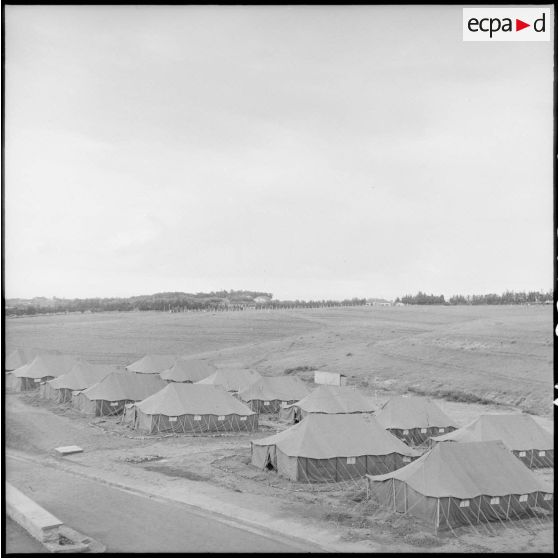 Tentes supplémentaires, logements et cours à la nouvelle école de l'EMAT/AFN (Ecole militaire annexe des Transmissions) à Beni-Messous.