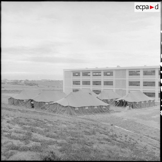 Tentes supplémentaires, logements et cours à la nouvelle école de l'EMAT/AFN (Ecole militaire annexe des Transmissions) à Beni-Messous.