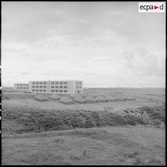 Tentes supplémentaires, logements et cours à la nouvelle école de l'EMAT/AFN (Ecole militaire annexe des Transmissions) à Beni-Messous.
