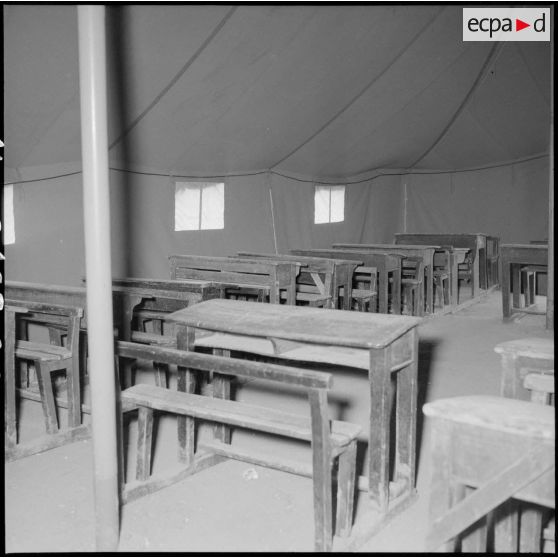 Tentes supplémentaires, logements et cours à la nouvelle école de l'EMAT/AFN (Ecole militaire annexe des Transmissions) à Beni-Messous.