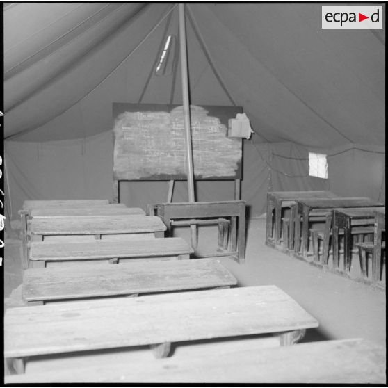 Tentes supplémentaires, logements et cours à la nouvelle école de l'EMAT/AFN (Ecole militaire annexe des Transmissions) à Beni-Messous.