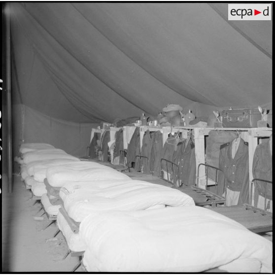 Tentes supplémentaires, logements et cours à la nouvelle école de l'EMAT/AFN (Ecole militaire annexe des Transmissions) à Beni-Messous.