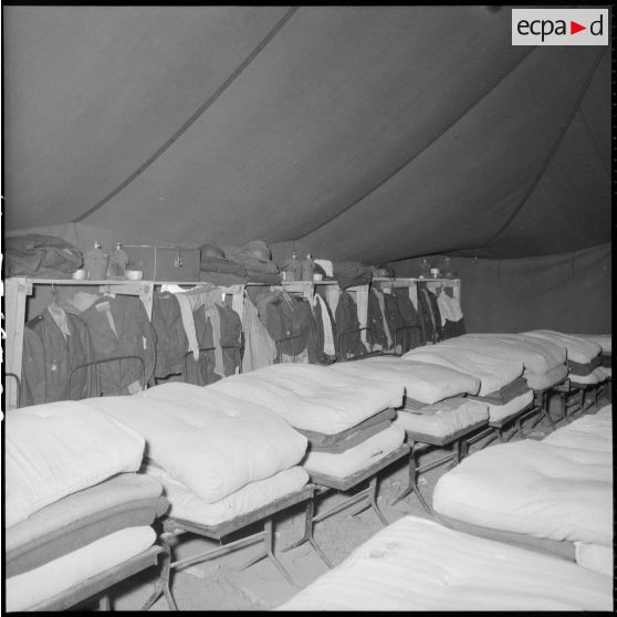 Tentes supplémentaires, logements et cours à la nouvelle école de l'EMAT/AFN (Ecole militaire annexe des Transmissions) à Beni-Messous.