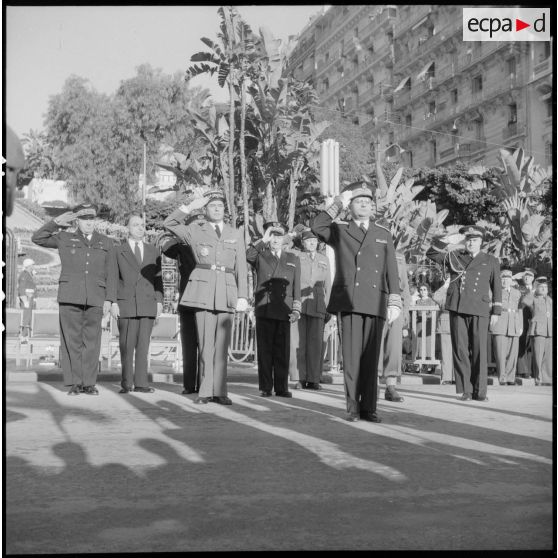 Cérémonie du 11 novembre au monument aux morts et à la stèle aux marins à Alger en présence de Jacques Soustelle.
