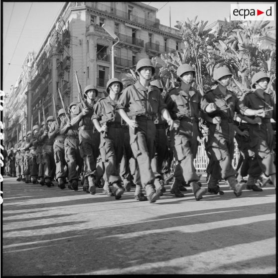 Cérémonie du 11 novembre au monument aux morts et à la stèle aux marins à Alger en présence de Jacques Soustelle.