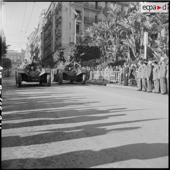 Cérémonie du 11 novembre au monument aux morts et à la stèle aux marins à Alger en présence de Jacques Soustelle.