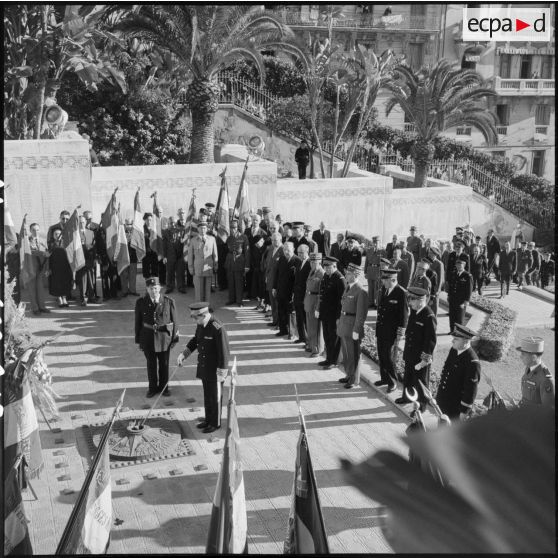 Cérémonie du 11 novembre au monument aux morts et à la stèle aux marins à Alger en présence de Jacques Soustelle.