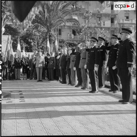 Cérémonie du 11 novembre au monument aux morts et à la stèle aux marins à Alger en présence de Jacques Soustelle.