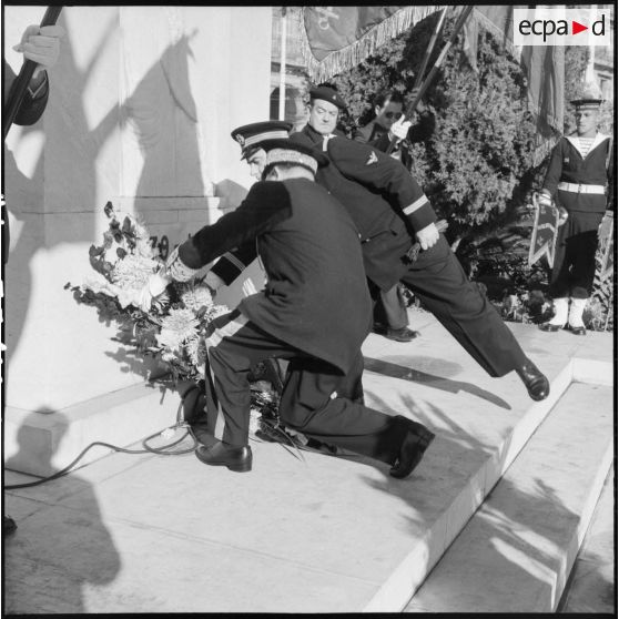 Cérémonie du 11 novembre au monument aux morts et à la stèle aux marins à Alger en présence de Jacques Soustelle.