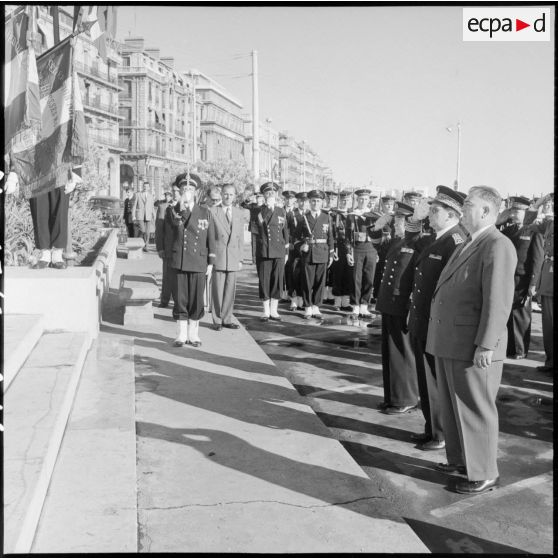 Cérémonie du 11 novembre au monument aux morts et à la stèle aux marins à Alger en présence de Jacques Soustelle.