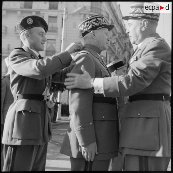 Cérémonie du 11 novembre au monument aux morts et à la stèle aux marins à Alger en présence de Jacques Soustelle.