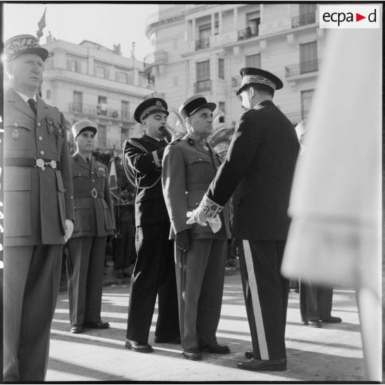 Cérémonie du 11 novembre au monument aux morts et à la stèle aux marins à Alger en présence de Jacques Soustelle.