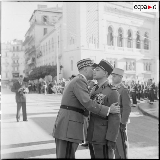 Cérémonie du 11 novembre au monument aux morts et à la stèle aux marins à Alger en présence de Jacques Soustelle.