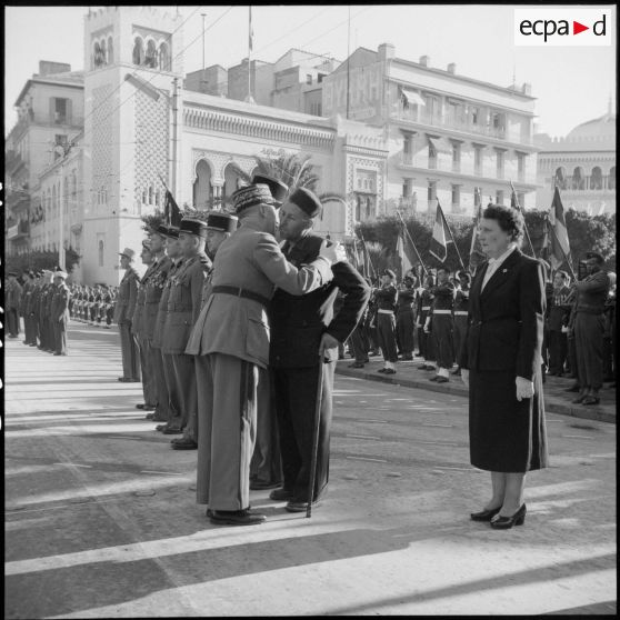 Cérémonie du 11 novembre au monument aux morts et à la stèle aux marins à Alger en présence de Jacques Soustelle.