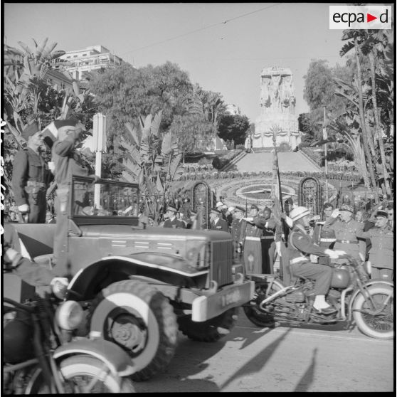 Cérémonie du 11 novembre au monument aux morts et à la stèle aux marins à Alger en présence de Jacques Soustelle.