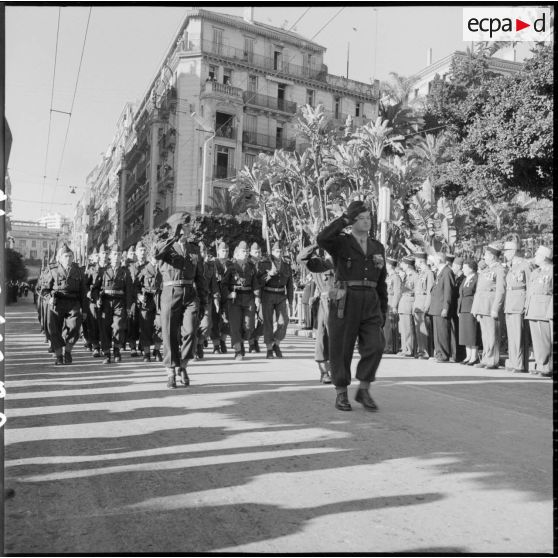 Cérémonie du 11 novembre au monument aux morts et à la stèle aux marins à Alger en présence de Jacques Soustelle.