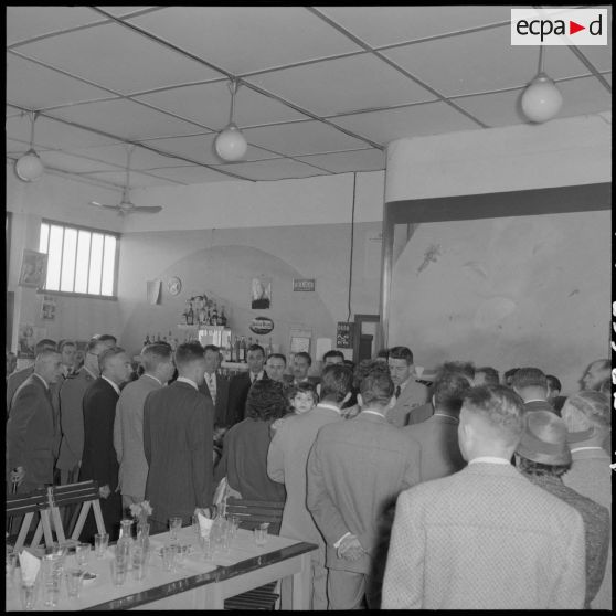 Visite du général Massu aux anciens de la 2e DB au Free French Club d'Alger.