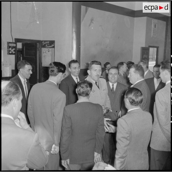 Visite du général Massu aux anciens de la 2e DB au Free French Club d'Alger.