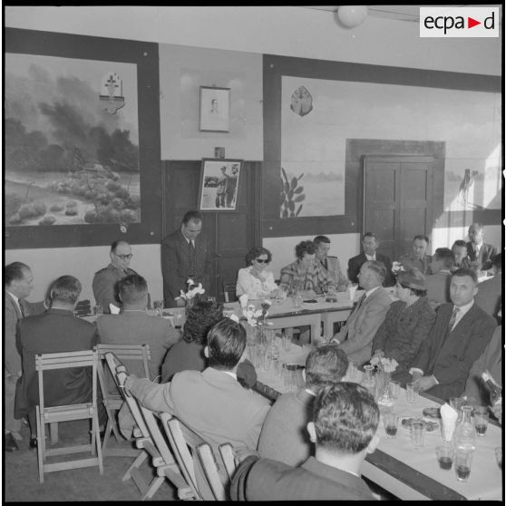 Visite du général Massu aux anciens de la 2e DB au Free French Club d'Alger.