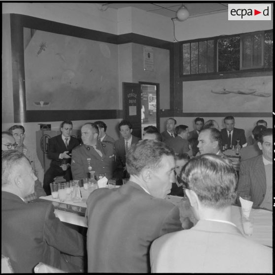 Visite du général Massu aux anciens de la 2e DB au Free French Club d'Alger.