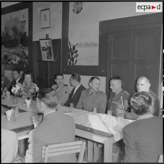 Visite du général Massu aux anciens de la 2e DB au Free French Club d'Alger.