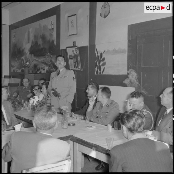 Visite du général Massu aux anciens de la 2e DB au Free French Club d'Alger.