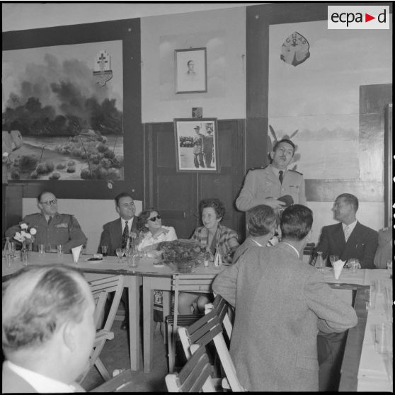 Visite du général Massu aux anciens de la 2e DB au Free French Club d'Alger.