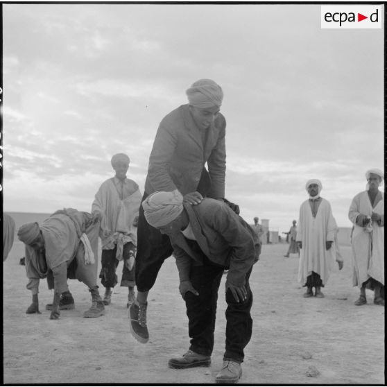 Entraînement physique et jeux pour les harkas de la région d'Oranie.