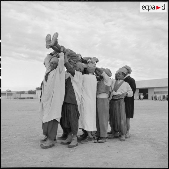 Entraînement physique et jeux pour les harkas de la région d'Oranie.