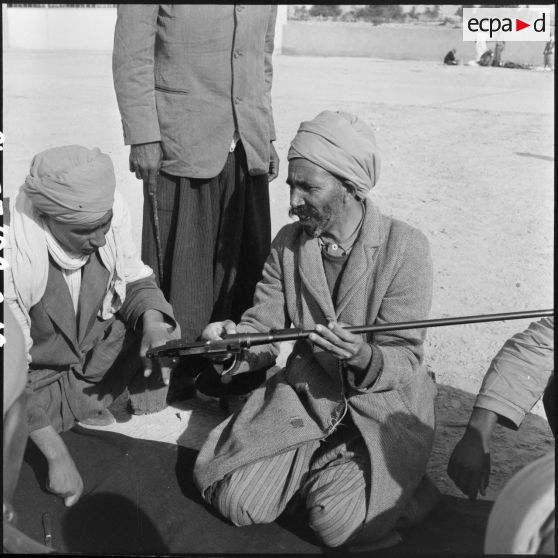 Entretien de fusils dans une harka d'Oranie.