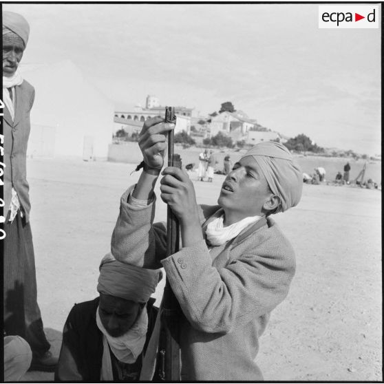 Entretien de fusils dans une harka d'Oranie.