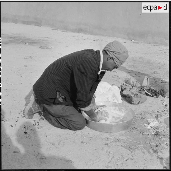 Préparation du repas dans une harka d'Oranie.