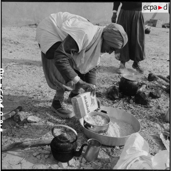 Préparation du repas dans une harka d'Oranie.