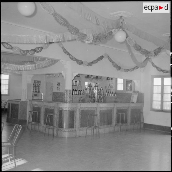 Bar du mess de la Maison du soldat au foyer de garnison de la division d'Alger.