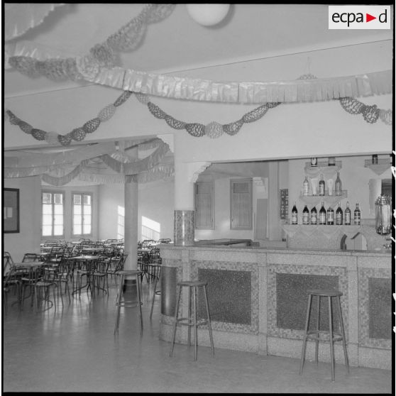 Bar du mess de la Maison du soldat au foyer de garnison de la division d'Alger.