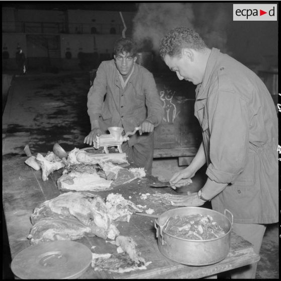 Préparation du repas dans une unité composée de rappelés stationnés dans une ferme près de Rivet (actuelle Meftah).