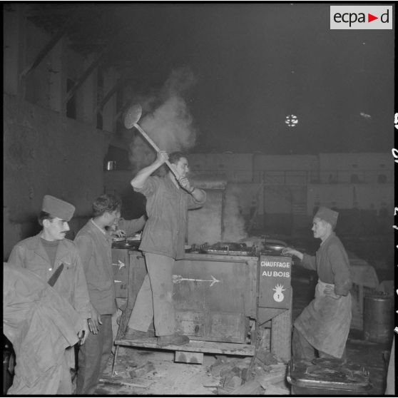 Cuisine roulante dans une unité de rappelés stationnés dans une ferme près de Rivet (actuelle Meftah).
